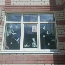 На стеклах появились летящие журавли — символ павших солдат, воин, преклонивший колено в знак уважения, и главный образ года — «Родина-мать», олицетворяющая мужество и силу духа защитников Отечества.