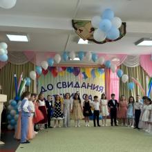 Дети группы "АБВГДейки" поют песню