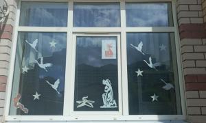 На стеклах появились летящие журавли — символ павших солдат, воин, преклонивший колено в знак уважения, и главный образ года — «Родина-мать», олицетворяющая мужество и силу духа защитников Отечества.
