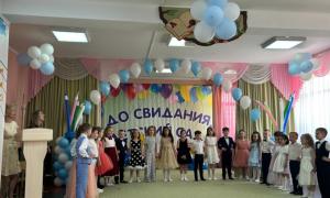 Дети группы "АБВГДейки" поют песню