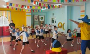 ребята с Незнайкой делают космическую зарядку