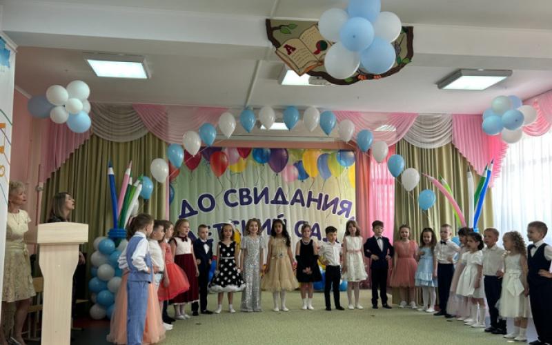 Дети группы "АБВГДейки" поют песню